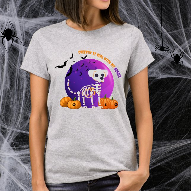 T-shirt Beagle effrayant Pleine lune Halloween (Spooky Halloween t-shirt with a dog skeleton, full moon, pumpkins, bats, and your favorite dog breed)