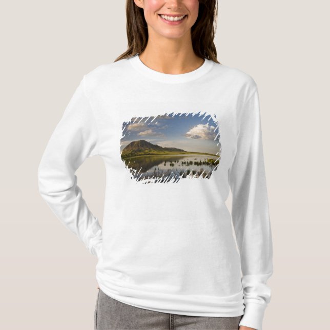 T-shirt Bear Butte se reflète dans le lac Bear Butte, près (Devant)