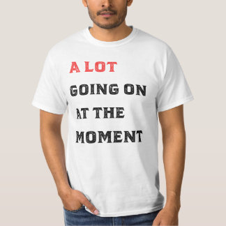 T-shirt Beaucoup De Choses Sur La Chemise Du Moment