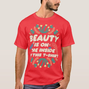 T-shirt beauté est à l'intérieur de cette chemise