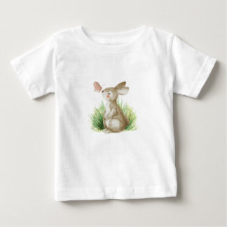 T-shirt bébé avec lapin et papillon.
