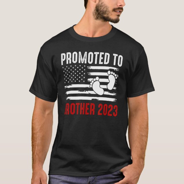 T-shirt Bébé Promu À Frère 2023 Cool Us Famille Drapeau (Devant)