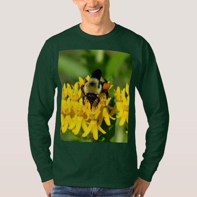 T-shirt Bee Feasting on Butterfly Weed Wildflowers (Devant)