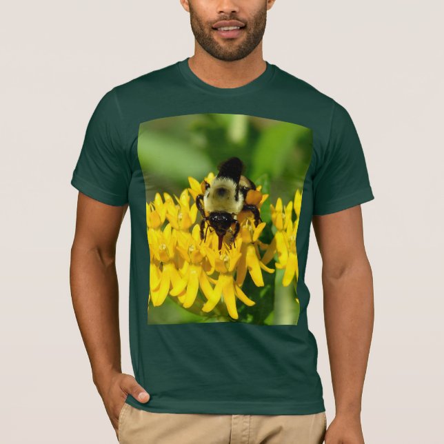 T-shirt Bee Feasting on Butterfly Weed Wildflowers (Devant)