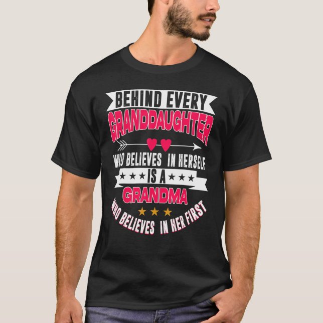 T-shirt Behind Every Granddaughter Who Believes In Herself (Devant)