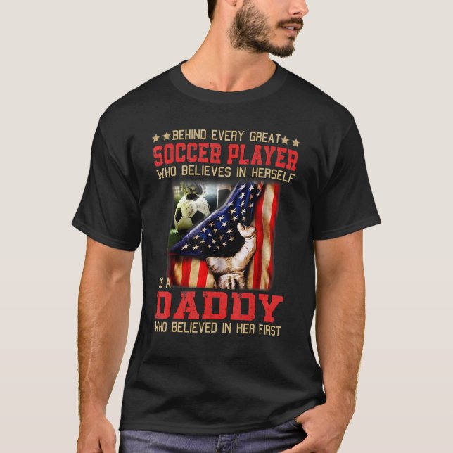 T-shirt Behind every great SOCCER PLAYER who believes is a (Devant)