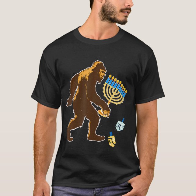 T-shirt Bigfoot Carrying Hanukkah Menorah Sasquatch Believ (Devant)