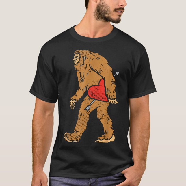 T-shirt Bigfoot Sasquatch Heart With Arrow Funny Valentine (Devant)
