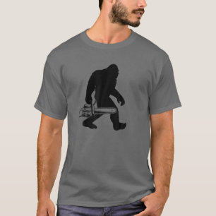 T-shirt Bigfoot transportant scie à canon à bois de scie