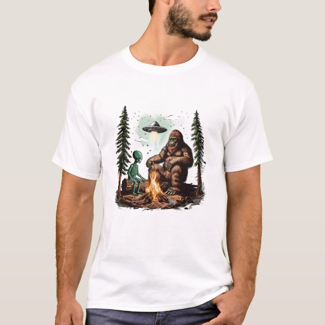 T-shirt Bigfoot UFO Alien Campfire Randonnée Sasquatch Out (Devant)