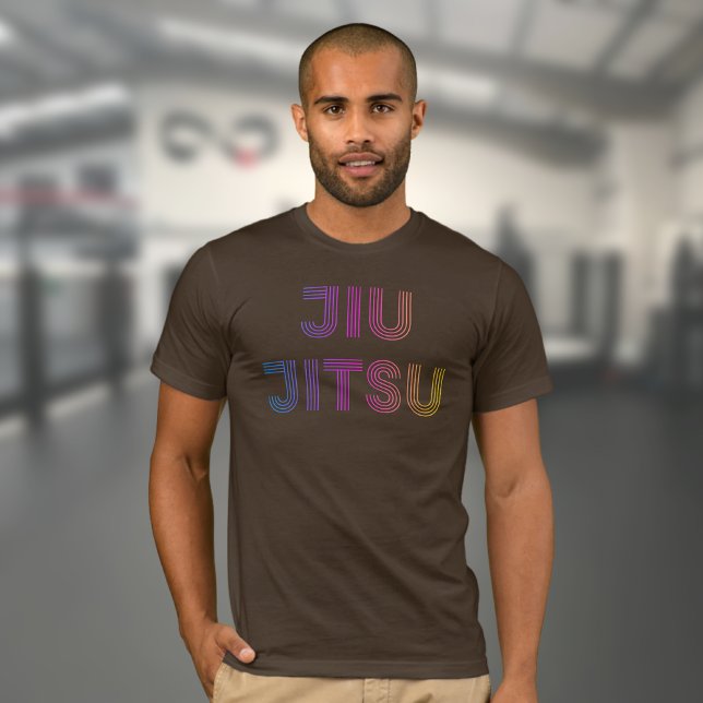 T-shirt BJJ Funky Brésilien Jiu Jitsu Brown (Funky brown Brazilian Jiu Jitsu T-shirt worn by a male model in a gym.)