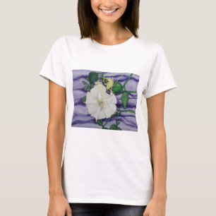 T-shirt blanc avec la fleur blanche sur la lavande