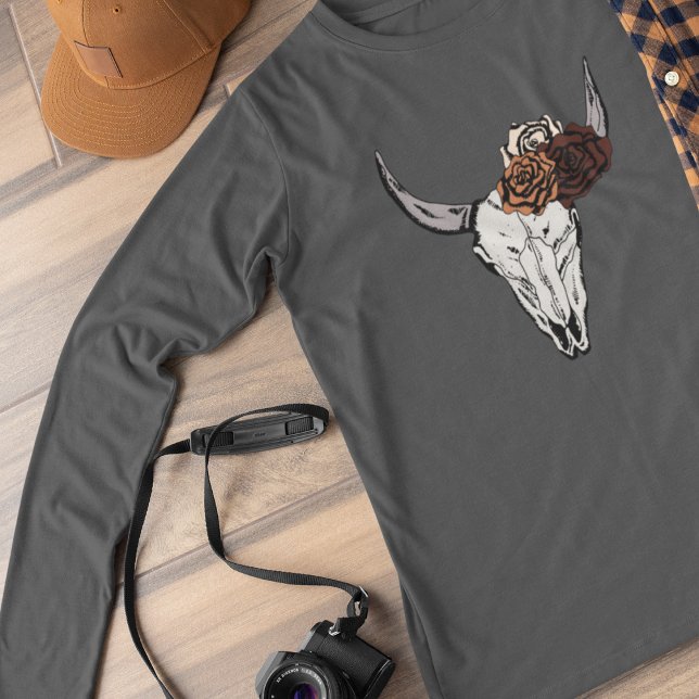 T-shirt Boho Western Floral Bull Skull femmes (Boho Western Floral Bull Skull Long Sleeve T-shirt. Cow Skull and Roses Country Cowgirl. Hand-Drawn.)