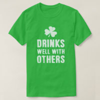 Boire bien avec d'autres St. Patrick's Day Tee