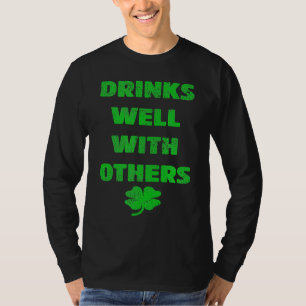 T-shirt Boit bien avec les autres qui boivent la Saint-Pat