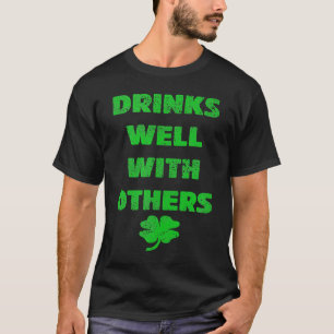 T-shirt Boit bien avec les autres qui boivent la Saint-Pat