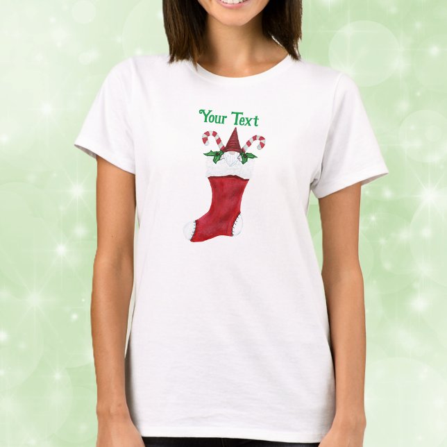 T-shirt Bonbon de Noël Rouge Gnome Poulé Cute (Cute gnome with beard in red Christmas stocking with candy canes holly leaves on adult tee shirt.)