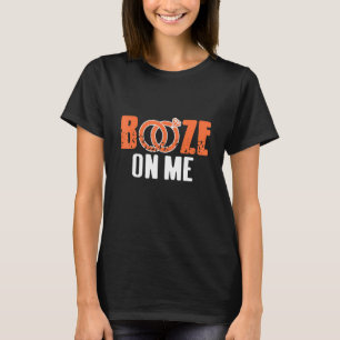 T-shirt Booze On Me Cool Funny Retro Conception de Bachelo