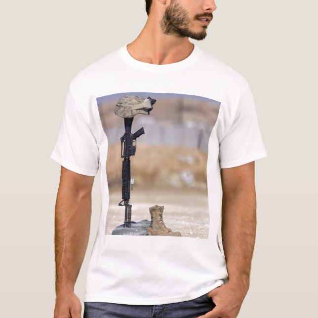 T-shirt Bottes, fusils, étiquettes de chien et casque de p (Devant)