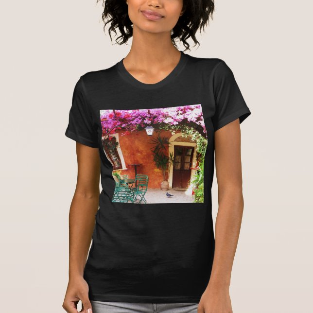 T-shirt Bouganvillée s'élevant en dehors d'une maison, (Devant)