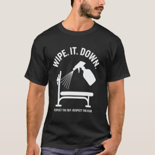 T-shirt Bouteille Spray nettoyante sur banc de gym