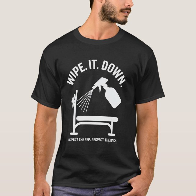 T-shirt Bouteille Spray nettoyante sur banc de gym (Devant)
