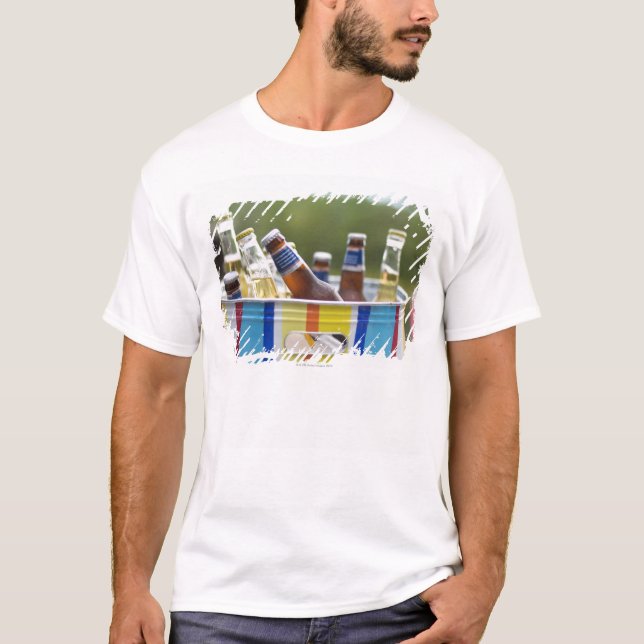 T-shirt Bouteilles de bière dans le seau à glace (Devant)