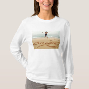 T-shirt BRÉSIL. Un homme barechest en maillot de bain