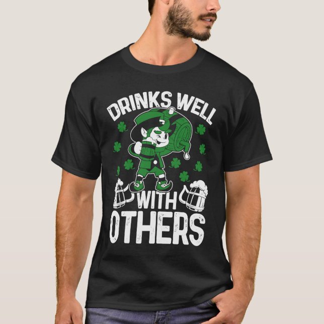 T-shirt C St Patrick's Day  Drinks Well With Others Irish (Devant)