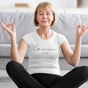 T-shirt Cadeau personnalisé minimaliste Grandma EST 2025