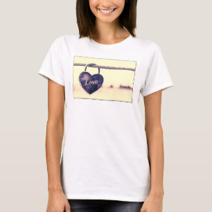 T-shirt Cadenas d'amour en forme de coeur attaché à une co