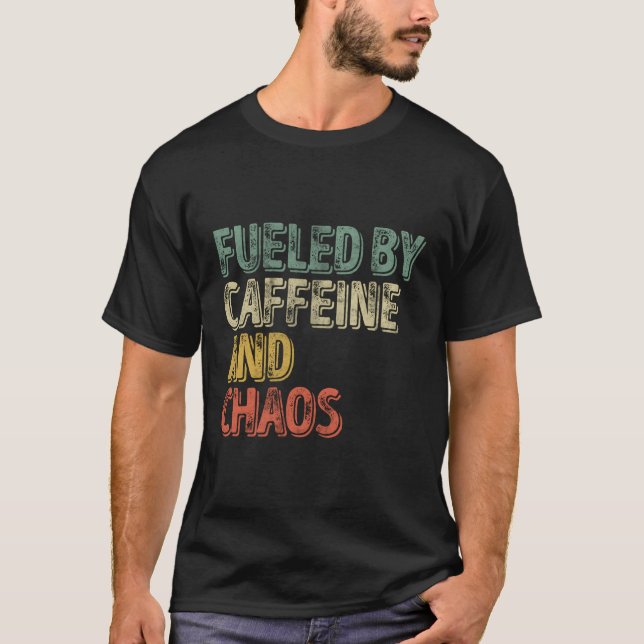 T-shirt Café Alimenté Par La Caféine Et Le Chaos (Devant)