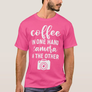 T-shirt Café Dans Une Main Appareil Photo Dans L'Autre Pho