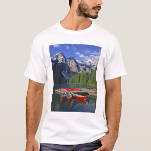 T-shirt Canada, Alberta, lac Moraine. Des canoës rouges at