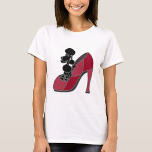 T-shirt Caniche noir se reposant dans une chaussure rose