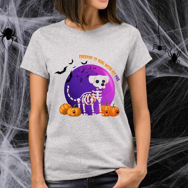 T-shirt Carlin effrayant Pleine lune d'Halloween (Spooky Halloween t-shirt with a dog skeleton, full moon, pumpkins, bats, and your favorite dog breed)