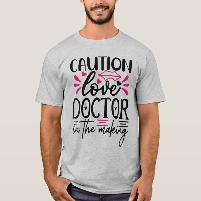 T-shirt Carson, le médecin de l'amour dans la fabrication (Devant)