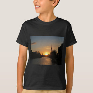 T-shirt Carte postale Fernsehturm de nuit d'horizon de