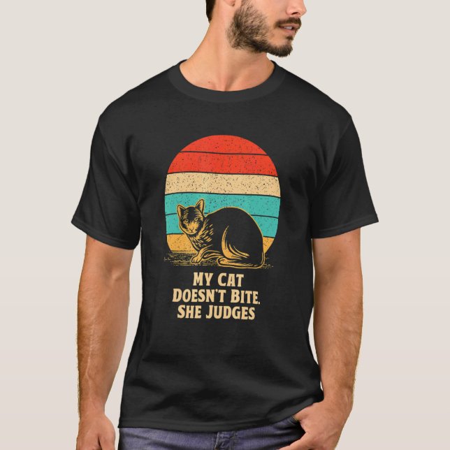 T-shirt Cat Doesn't Bite She Judges Cat Mom Sarcastic Cat  (Devant)