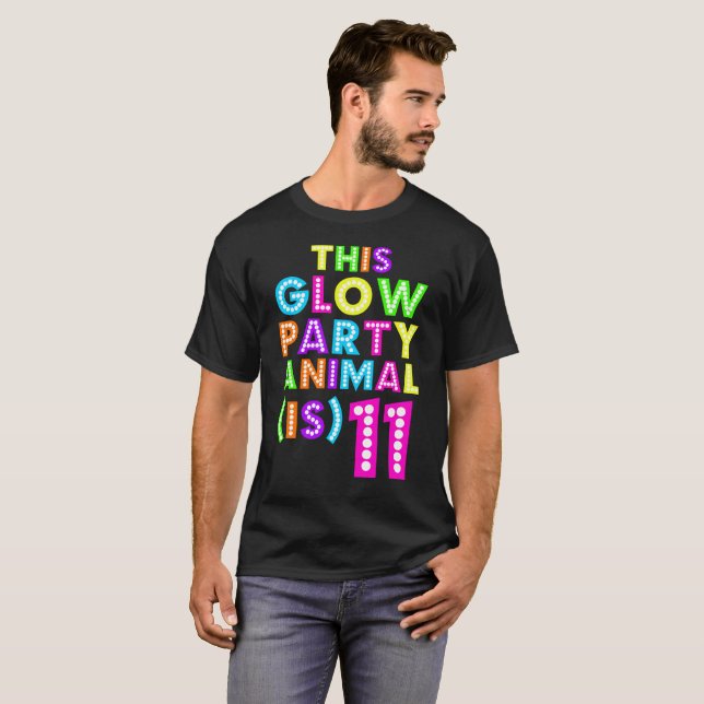 T-shirt Ce fêtard de lueur est pièce en t de cadeau (Devant entier)