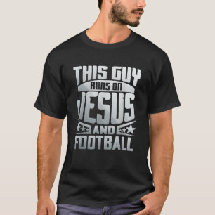 T-shirt Ce Gars Fait Jour Avec Jésus Et Le Football