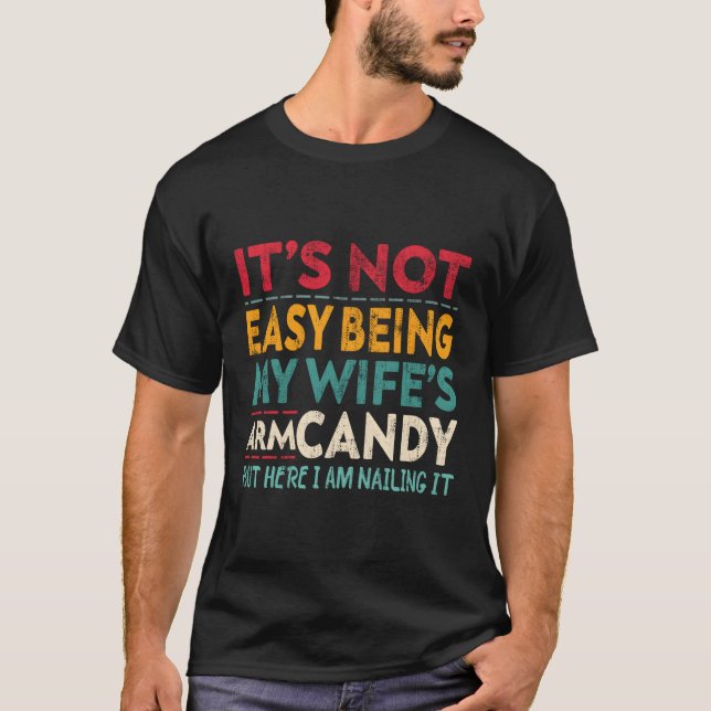 T-shirt Ce N'Est Pas Facile D'Être Mon Bras Bonbon Ici Je  (Devant)