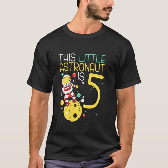 T-shirt Ce Petit Astronaute Est 5 Anniversaire Cosmonaute (Devant)