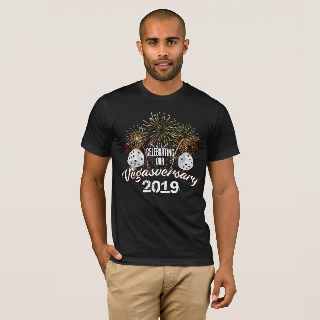 T-shirt Célébration de notre Vegasversary avec des feux (Devant entier)