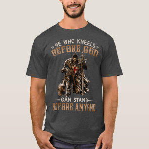 T-shirt Celui Qui S'Agenouille Avant Dieu Peut Se Tenir De