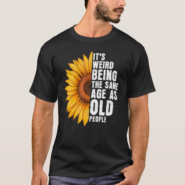 T-shirt C'est bizarre d'être le même âge que les personnes (Devant)