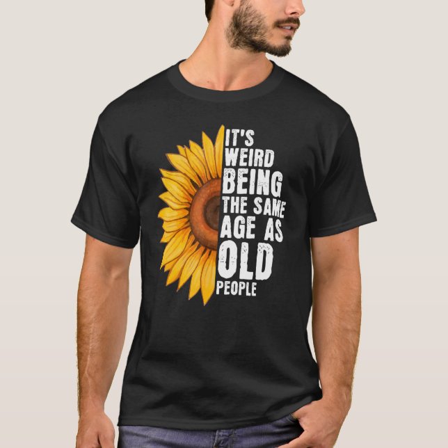 T-shirt C'est bizarre d'être le même âge que les personnes (Devant)