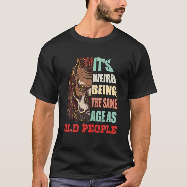 T-shirt C'est bizarre d'être le même âge que les personnes (Devant)