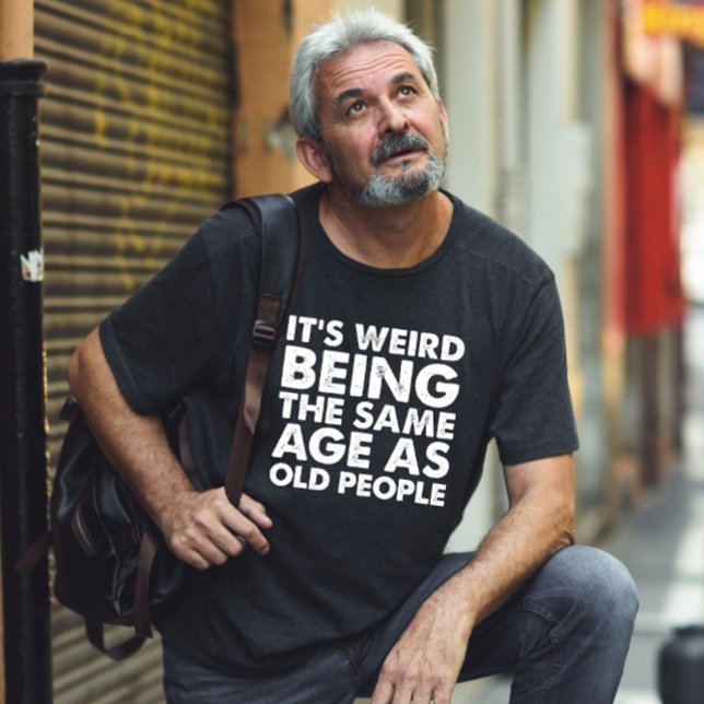 T-shirt C'Est Étrange D'Être Le Même Âge Que Les Personnes (Créateur téléchargé)