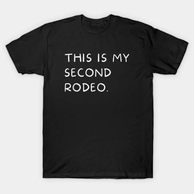 T-shirt "C'est mon deuxième rodéo" en lettres blanches. (This is my second rodeo.)